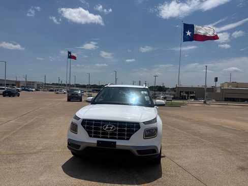 Used 2025 Hyundai Venue SEL FWD image 5