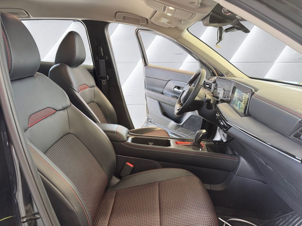 Used 2025 Nissan Kicks SR AWD/4WD image 13
