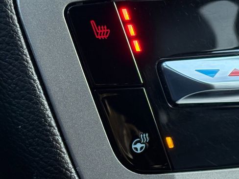 Used 2022 Ford Explorer XLT w/ Equipment Group 202A image 5