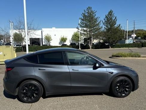 Used 2021 Tesla Model Y Long Range image 5