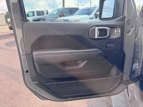 Used 2021 Jeep Gladiator Overland AWD/4WD image 6