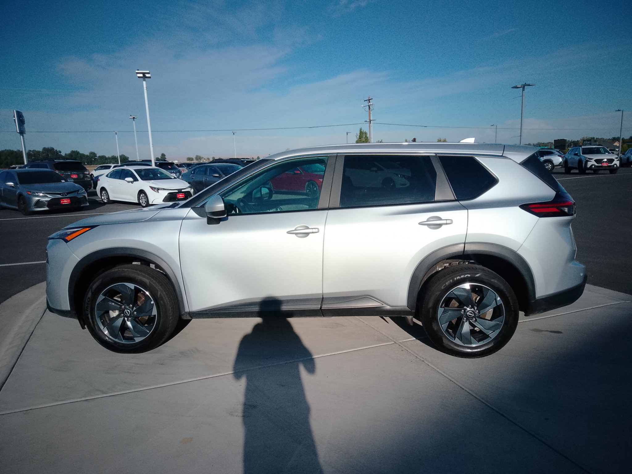 Used 2024 Nissan Rogue SV AWD/4WD image 5