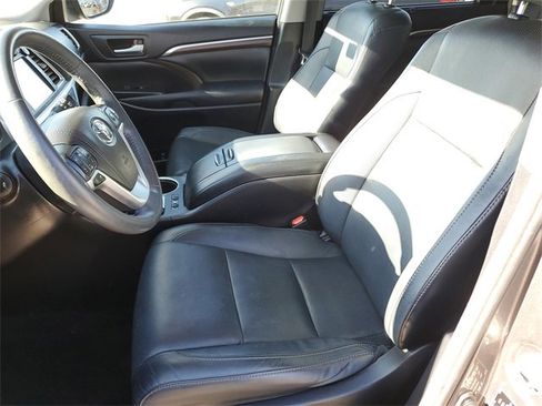Used 2016 Toyota Highlander Limited image 26
