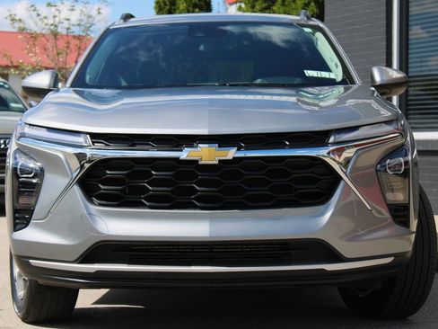 Used 2025 Chevrolet Trax LT w/ LT Convenience Package FWD image 2