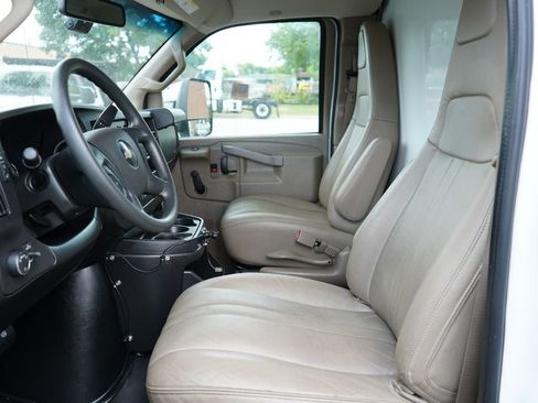 Used 2019 Chevrolet Express 3500 w/ Driver Convenience Package RWD image 9