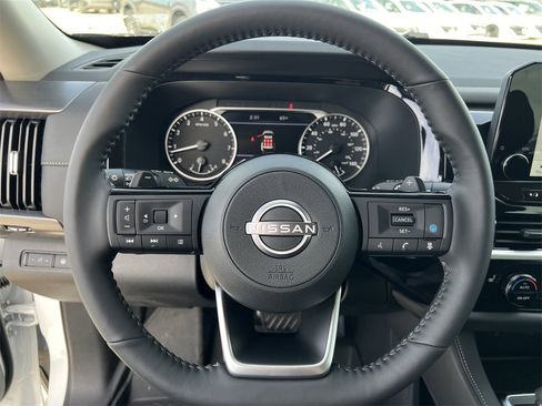 New 2025 Nissan Pathfinder SL image 9