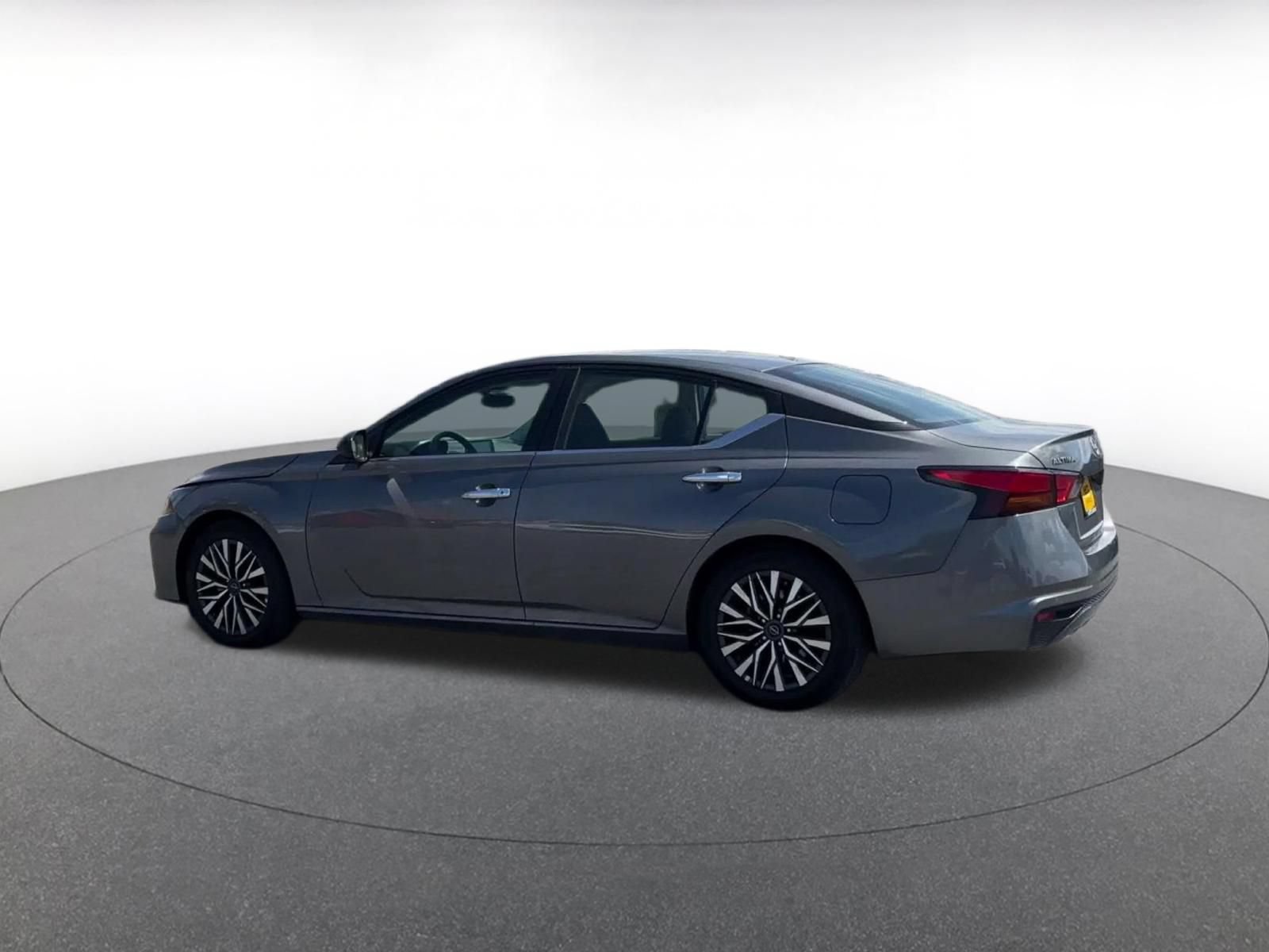 Used 2025 Nissan Altima 2.5 SV FWD image 9
