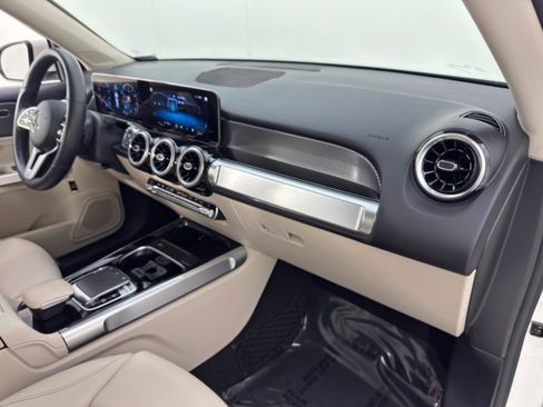 Used 2020 Mercedes-Benz GLB 250 GLB 250 w/ Premium Package image 13