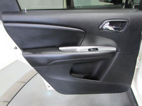 Used 2017 Dodge Journey SE w/ Flexible Seating Group image 24