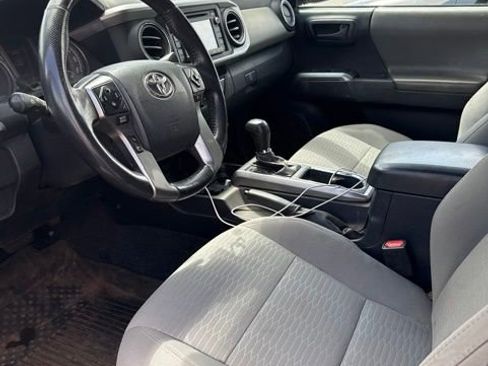 Used 2017 Toyota Tacoma SR5 w/ Tow Package AWD/4WD image 4