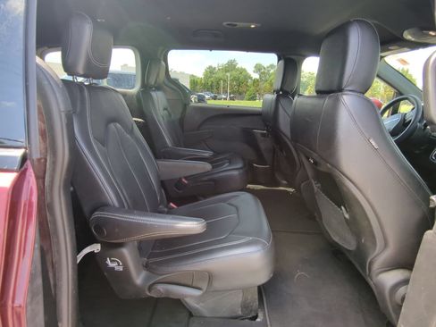 Used 2022 Chrysler Pacifica Touring-L w/ S Appearance Package FWD image 10