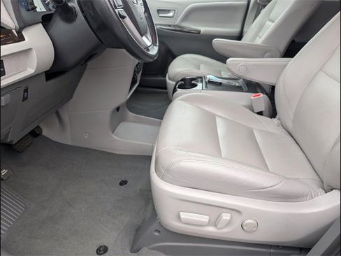 Used 2020 Toyota Sienna XLE image 8
