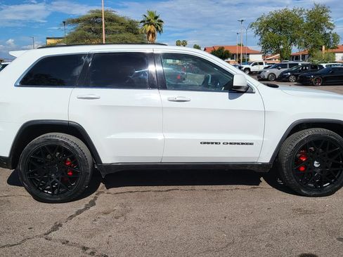 Used 2018 Jeep Grand Cherokee Laredo RWD image 12