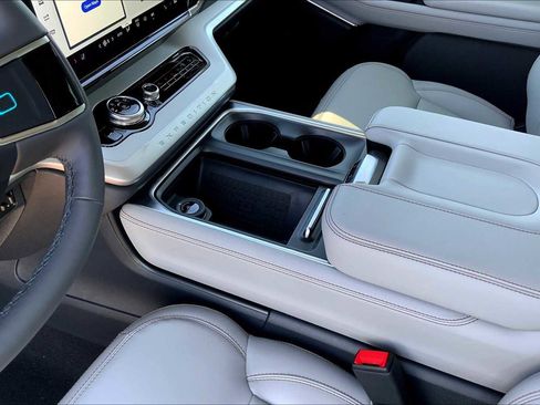 New 2025 Ford Expedition Active image 7