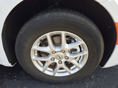 Used 2024 Chrysler Pacifica Touring-L image 18