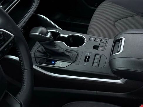 Used 2024 Toyota Highlander LE image 24