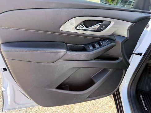 Used 2021 Chevrolet Traverse LS FWD image 15