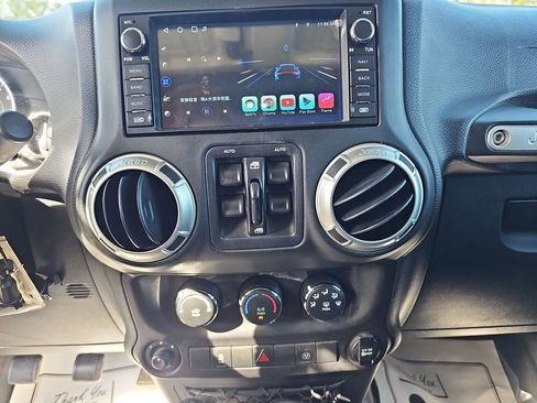 Used 2016 Jeep Wrangler Unlimited Sahara image 34