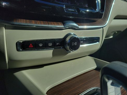 Used 2022 Volvo XC60 B5 Momentum w/ Protection Package Premier image 31