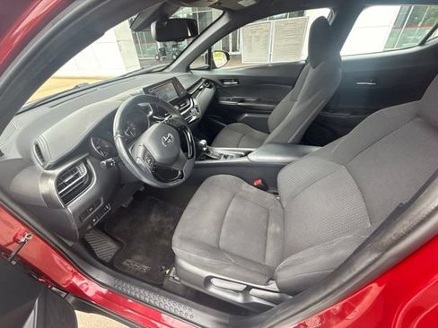 Used 2018 Toyota C-HR XLE FWD image 5