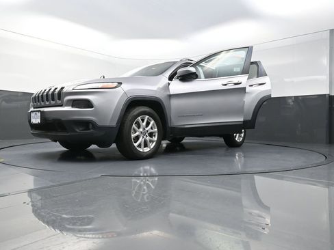 Used 2018 Jeep Cherokee Latitude w/ Safety Group image 33
