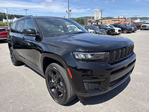 Used 2025 Jeep Grand Cherokee L Laredo AWD/4WD image 3