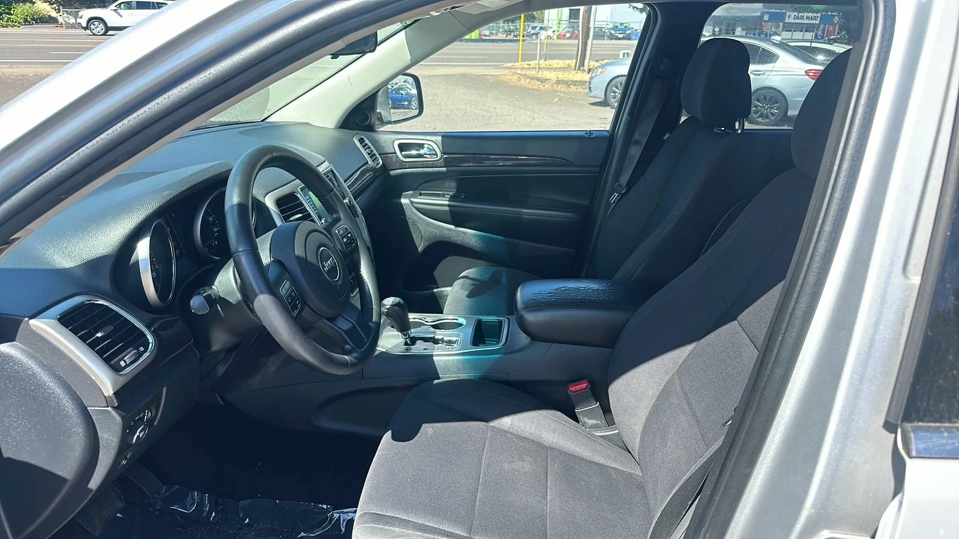 Used 2011 Jeep Grand Cherokee Laredo AWD/4WD image 11