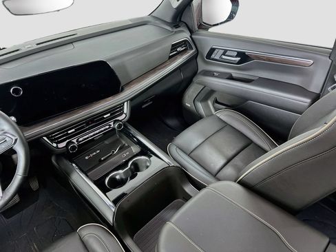 Certified 2025 Chevrolet Suburban Premier AWD/4WD image 25