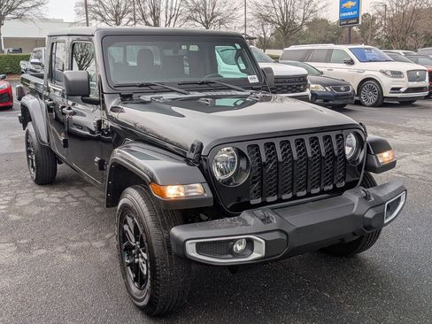 Used 2022 Jeep Gladiator Sport image 2