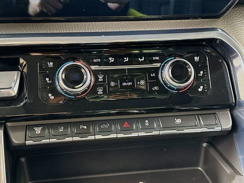 Used 2025 GMC Sierra 3500 Denali w/ Technology Package AWD/4WD image 17