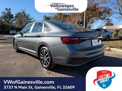 Certified 2025 Volkswagen Jetta SE image 4