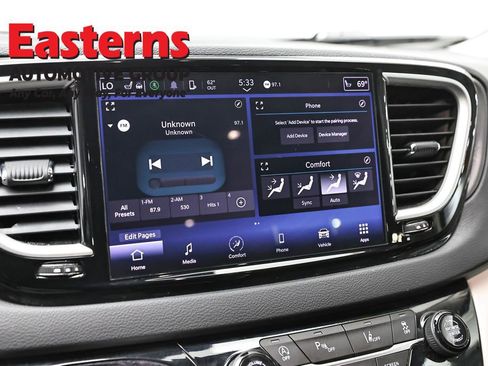 Used 2024 Chrysler Pacifica Touring-L FWD image 19