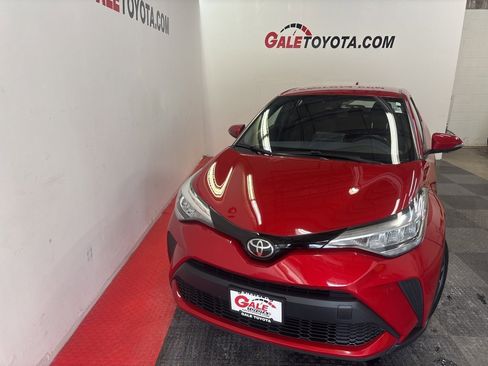Used 2021 Toyota C-HR XLE image 2