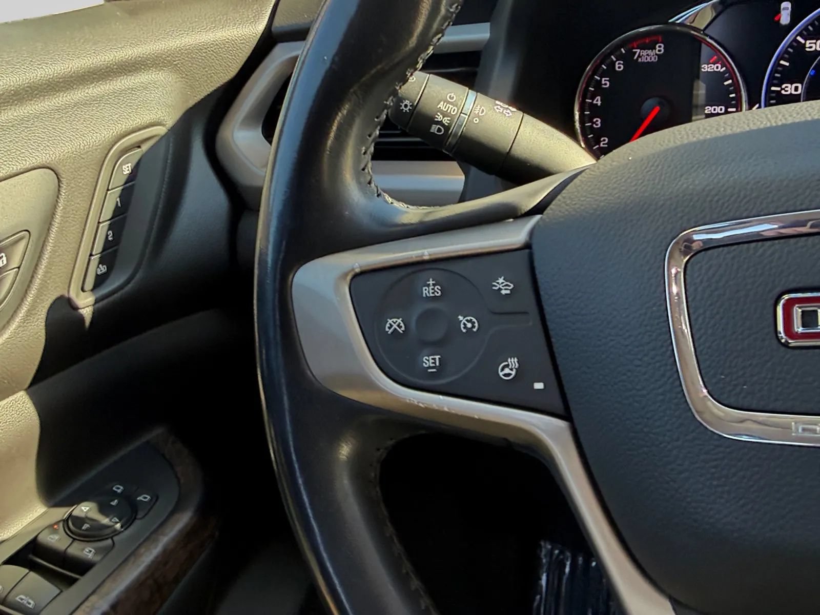 Used 2021 GMC Acadia Denali w/ Denali Ultimate Package AWD/4WD image 22