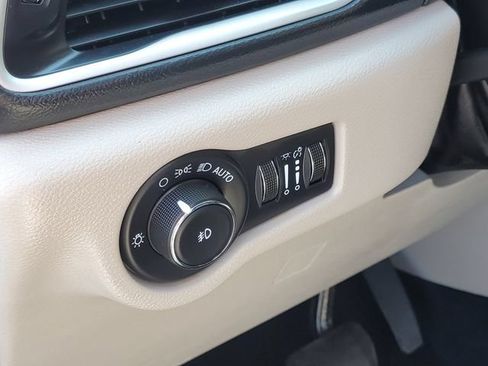 Used 2023 Chrysler Pacifica Touring-L FWD image 11