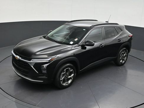 Used 2025 Chevrolet Trax LT FWD image 16