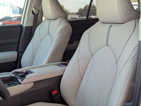 Used 2026 Toyota Grand Highlander Platinum image 14