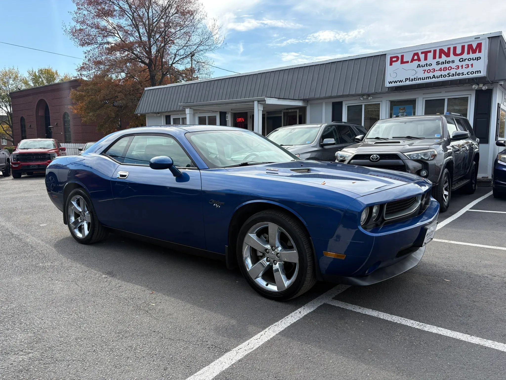 Used 2010 Dodge Challenger R/T RWD image 1