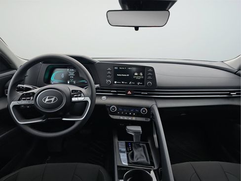 Certified 2025 Hyundai Elantra Hybrid FWD image 9