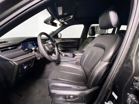 Used 2023 Jeep Grand Cherokee Overland image 14