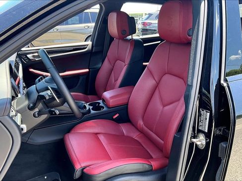 Used 2025 Porsche Macan AWD/4WD image 17