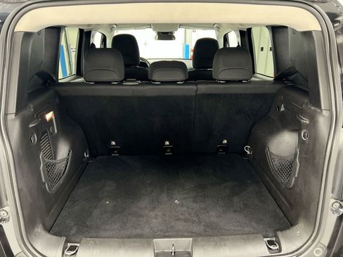 Used 2019 Jeep Renegade Latitude w/ Cold Weather Group FWD image 23