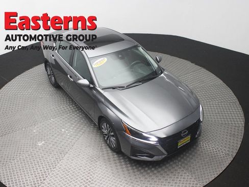 Used 2023 Nissan Altima 2.5 SV w/ SV Premium Package FWD image 3