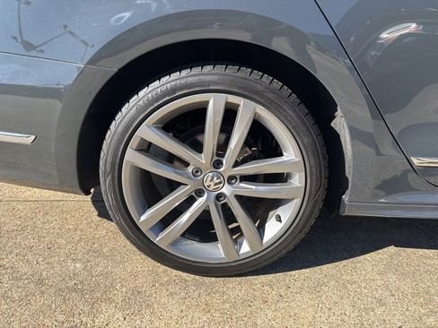 Used 2017 Volkswagen Passat 1.8T R-Line w/ R-Line Lighting Package image 10
