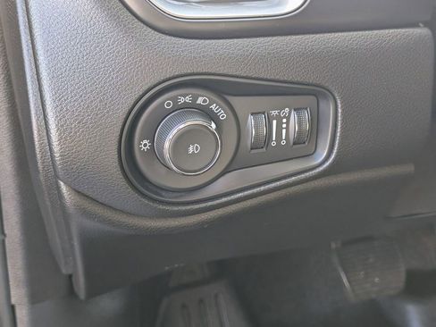 Used 2023 Jeep Renegade Limited image 39