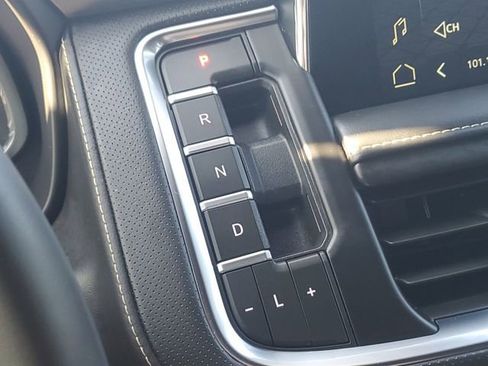 Used 2023 GMC Yukon SLT w/ SLT Luxury Package image 18