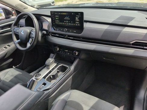 Used 2025 Mitsubishi Outlander SE FWD image 32