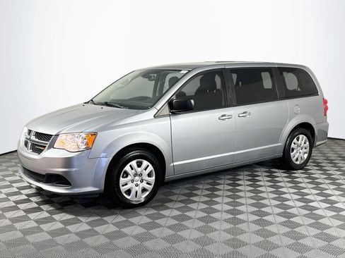 Used 2018 Dodge Grand Caravan SE FWD image 4