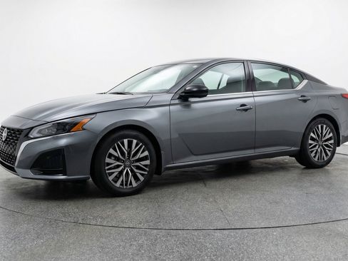 Used 2025 Nissan Altima 2.5 SV FWD image 3