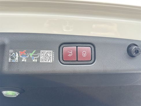 Used 2025 Mercedes-Benz E 350 4MATIC Sedan image 16